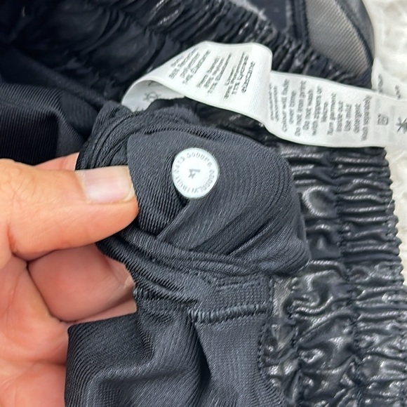Lululemon Hotty Hot Short II *Long 4" Manifesto 20YR Manifesto Foil Black Black - Picture 2 of 6